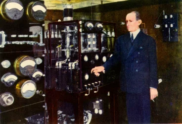 Sénateur Marconi dans la salle sans fil de son yacht