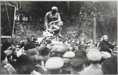 Sergueï Essenine à la dédicace du monument Koltsov Razin, 1918