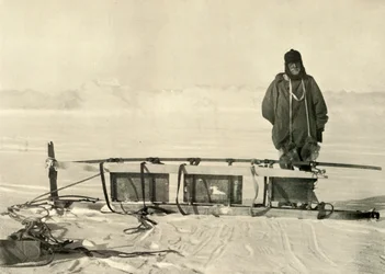 Shackleton debout près du traîneau sud cassé, vers 1908, 1909