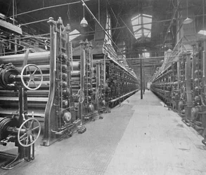 Montrant deux machines à fabriquer des planches et indiquant quelque chose de leur grande longueur et complexité
