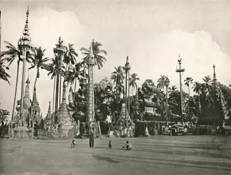 Sanctuaires à la pagode Shwe Dagon, Rangoon, 1900