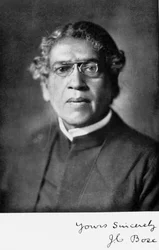 Sir Jagadis C Bose, physicien et botaniste indien, vers 1920