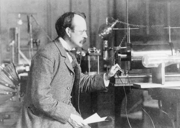 Sir Joseph John Thomson, physicien et inventeur, 1900