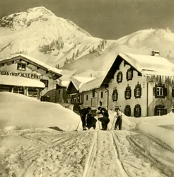 Skieurs à Stuben am Arlberg, Vorarlberg, Autriche, vers 1935