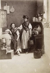 Petits métiers : portrait de deux femmes portant de l