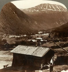 Les hauteurs enneigées du Mont Gausta, 6180 pieds, au-dessus des maisons tranquilles dans la vallée de Maan, Norvège