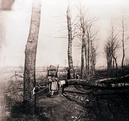 Soldat avec sac sur le dos, vers 1914-1918