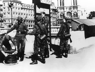 Soldats avec un câble téléphonique sur le Pont Saint-Michel, Paris