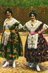 Femmes espagnoles en costume traditionnel, vers 1928