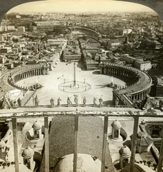 Place Saint-Pierre depuis le dôme de la basilique Saint-Pierre, Rome, Italie