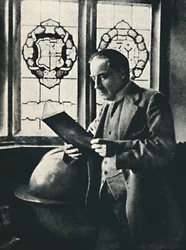 Stanley Baldwin dans la galerie à Chequers