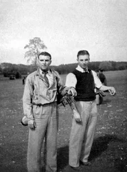 Stanley Matthews et Eddie Hapgood font une pause entre deux coups de golf, 1945