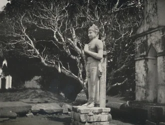 Statue de pierre près de la Ruwanwali-Dagoba, Anuradhapura, 1926