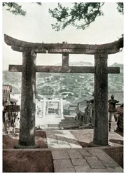 Torii en pierre, Temple Suwa, Nagasaki, Japon, 1904