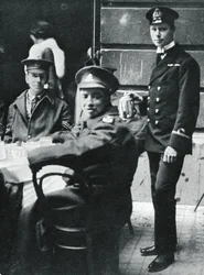 Sous-lieutenant Prince Albert servant du thé aux soldats blessés au Palais de Buckingham