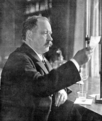 Svante Arrhenius 1859-1927, physicien et chimiste suédois dans son laboratoire, 1909