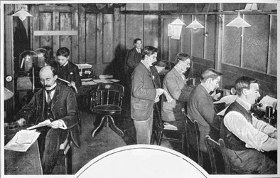 Salle des bandes et télégraphes du journal Daily Express, Londres, vers 1900-1903