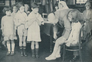 Test du réflexe rotulien pour indication de maladie nerveuse, vers 1935