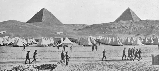 Les troupes australiennes en Égypte campées près des pyramides, 1914