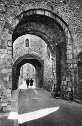 Les arches du Barbican, Lewes, East Sussex, vers 1900s-1920s