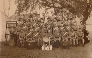 La fanfare du premier bataillon, le régiment royal West Kent. Poona, Inde