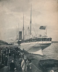 Le château de Braemar en route pour le Cap, avec des troupes, c1900