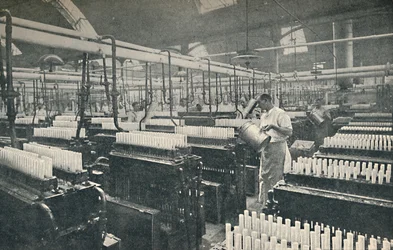 La salle de moulage des bougies, vers 1917