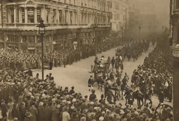 Les lignes de la ville Queen Victoria Street pour voir le nouveau Lord Maire et sa procession, vers 1935