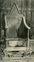 La chaise du couronnement contenant l