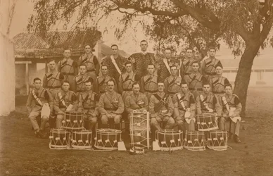 Les Tambours et Clairons du Premier Bataillon, Le Régiment Royal West Kent. Poona, Inde