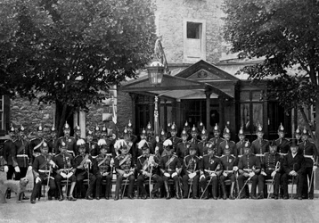 Le duc de Saxe-Cobourg et Gotha et les officiers de la division de Plymouth, 1896