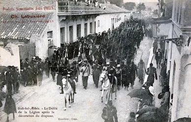 La Légion étrangère française défilant dans les rues de Sidi Bel Abbes, Algérie, 1906