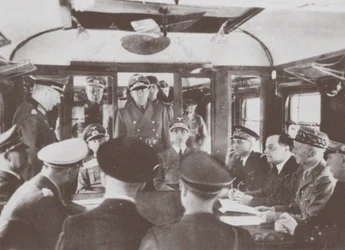 Les délégations allemande et française dans un wagon à Compiègne pour la signature de la France