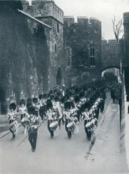 Les gardes quittant la Tour de Londres, vers 1914