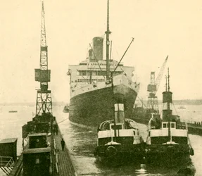 Le Majestic entrant en cale sèche tiré par des remorqueurs, vers 1930