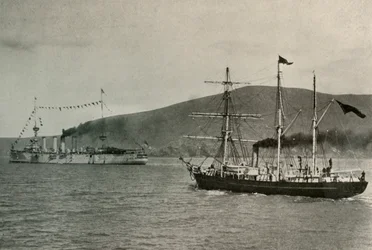 Le Nimrod passant devant le H.M.S. Powerful... dans le port de Lyttelton, 1er janvier 1908