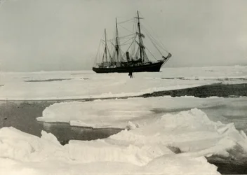 Le Nimrod poussant son chemin à travers une banquise plus ouverte, vers 1908, 1909