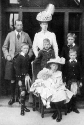 Le Prince et la Princesse de Galles et leurs enfants, Abergeldie, Écosse, 1906