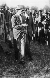 Le prince de Galles et un groupe de danseurs Usuta, Zululand, 1925