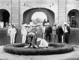 Le prince de Galles plantant un arbre au Kumasi Church College, Ghana, 1926