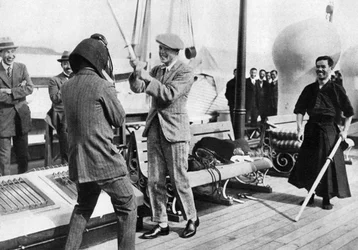 Le prince de Galles testant un casque de combat japonais, Japon, 1922
