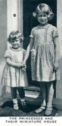 Les princesses et leur maison miniature, vers 1932-1937