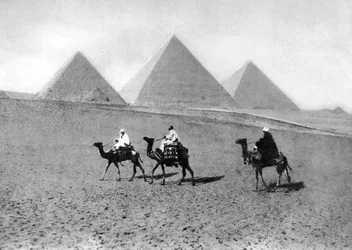 Les pyramides de Gizeh, Le Caire, Égypte, vers 1920