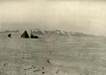 La chaîne de montagnes Queen Alexandra photographiée en descendant le glacier, vers 1908, 1909