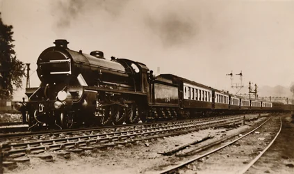 Le Train-Bateau S.R. Dover, tiré par Sir Gawain, une locomotive de type Roi Arthur, vers 1930