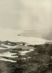 Le navire au large de Pram Point, juste avant de partir pour le Nord, vers 1908, 1909