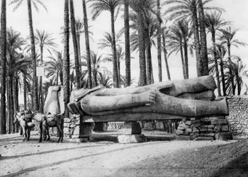 La statue de Ramsès II, Le Caire, Égypte, vers les années 1920