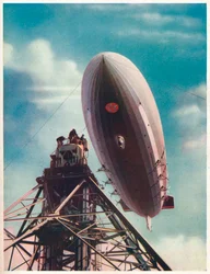 Le dirigeable américain Macon amarré au mât mobile à Lakehurst, dans le New Jersey, vers 1935-1937