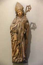 Musée Victoria et Albert. Évêque saint. Allemagne. Vers 1470-80. Bois de tilleul avec traces de peinture. Royaume-Uni