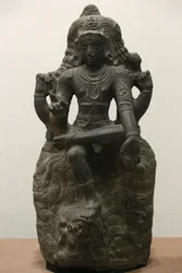 Musée Victoria et Albert. Shiva en tant que Dakshinamurti. 1200-1300. Période Chola tardive. Granit. Inde du Sud (Tamil Nadu). Royaume-Uni